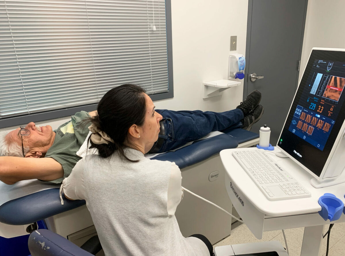 Émilie Coulombe, infirmière de recherche, réalisant un examen Fibroscan permettant d’évaluer la rigidité du foie chez un patient d’un projet de recherche